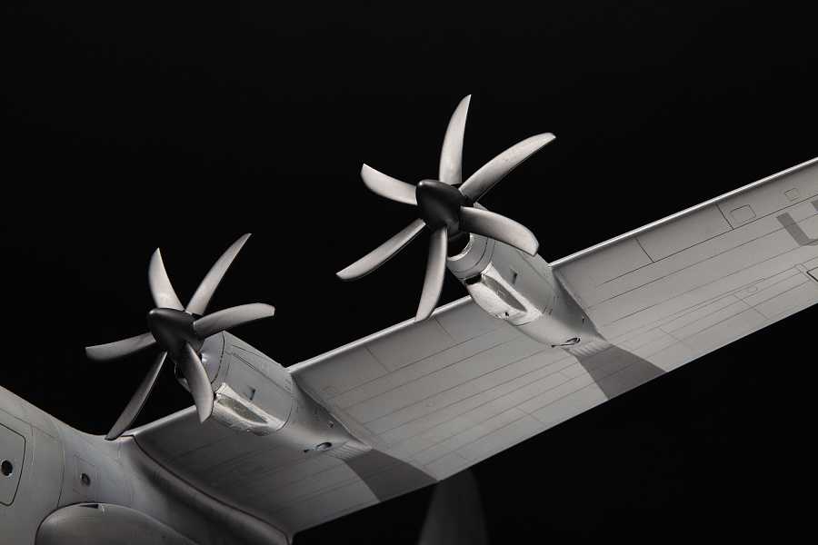 Hercules C-130J (Zvezda 1:72)