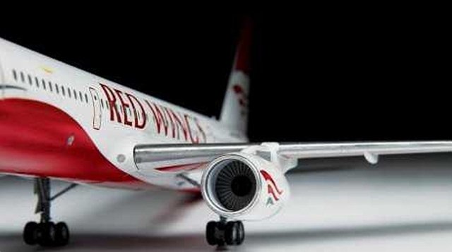 Tupolev TU - 204-100 (Zvezda 1:144)