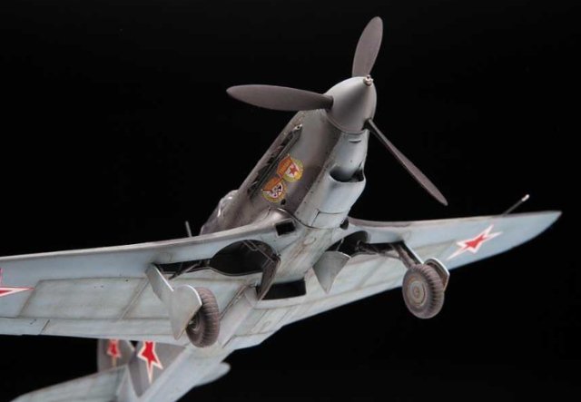 YAK-9 Soviet fighter (Zvezda 1:48)