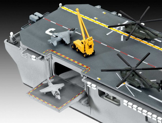 Assault Carrier USS WASP CLASS set model (Revell 1:700)