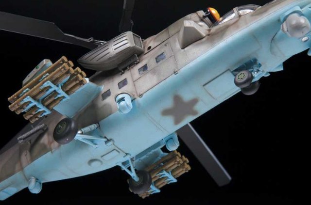 Vrtulník MIL Mi-35 M Hind E (Zvezda 1:48)