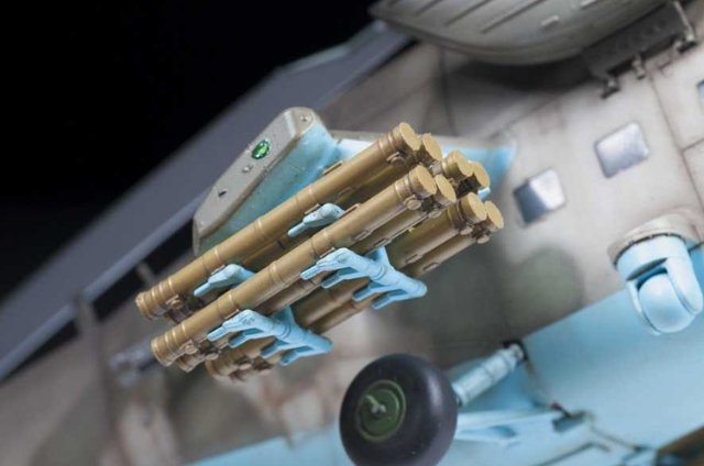 Vrtulník MIL Mi-35 M Hind E (Zvezda 1:48)