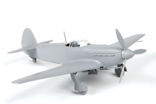 YAK-9 Soviet fighter (Zvezda 1:72)
