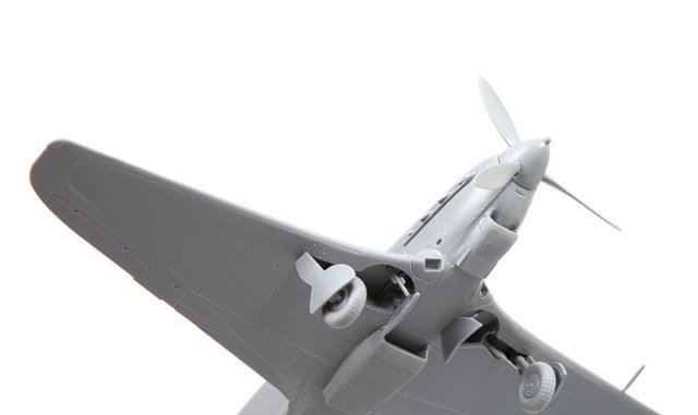 YAK-9 Soviet fighter (Zvezda 1:72)