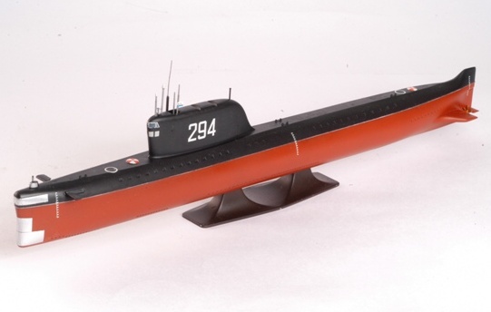 K-19 Soviet Nuclear Submarine "Hotel" Class (Zvezda 1:350)