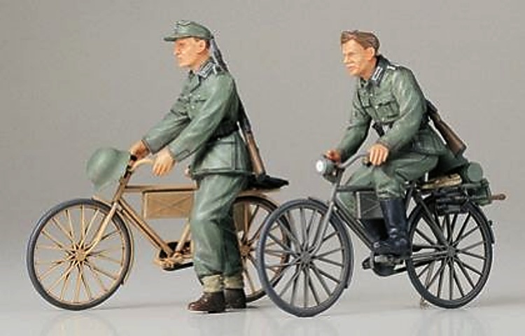 German Soldier w/Bicycles (Tamiya 1:35)