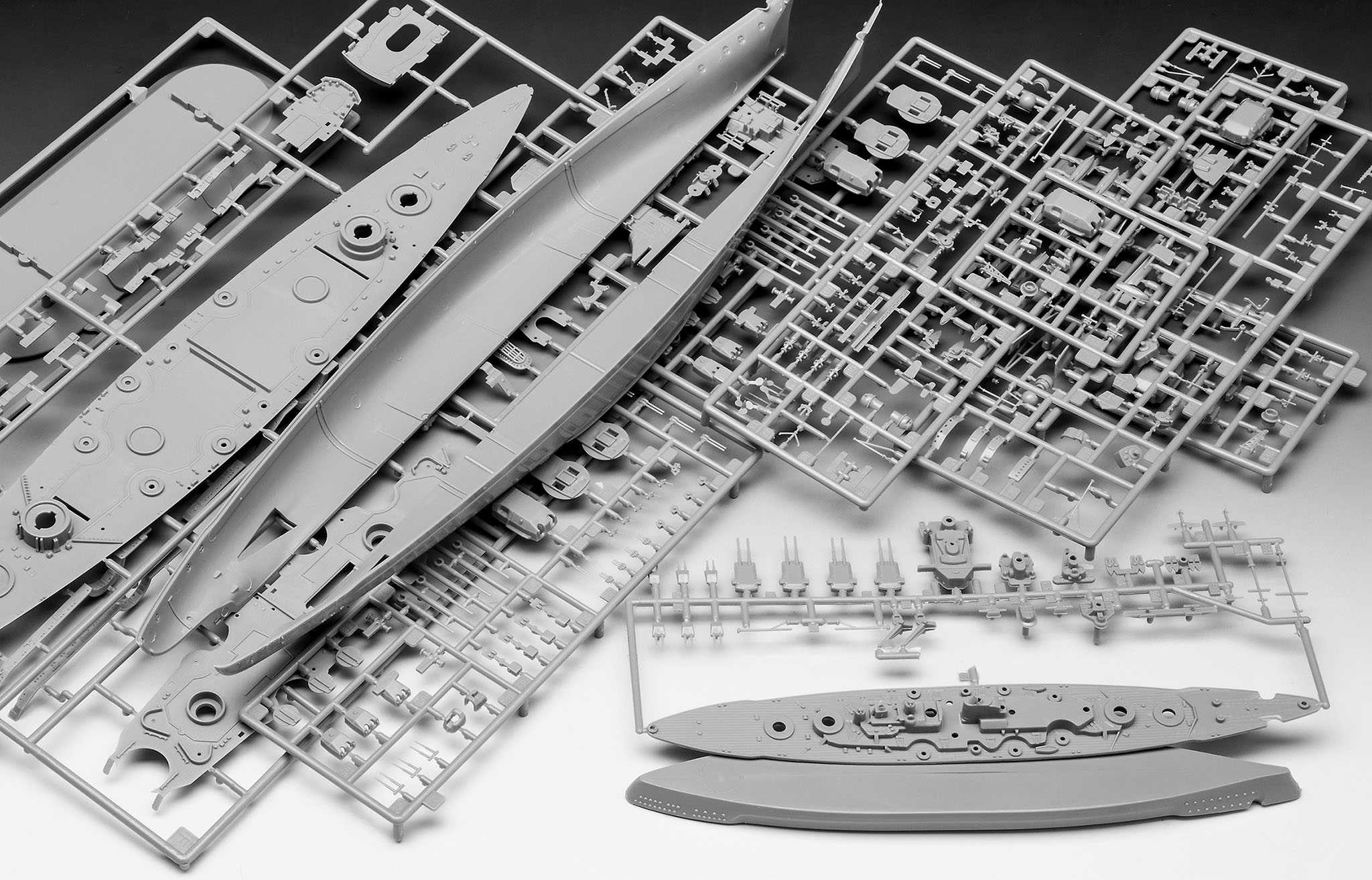 The Legendary Bismarck (1:700 + 1:1200)