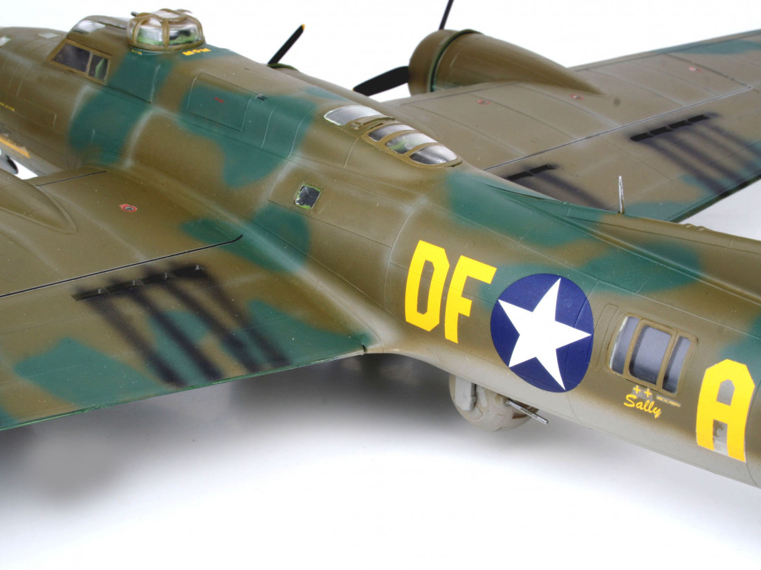 04297 - B-17 F Memphis Belle (1:48) 