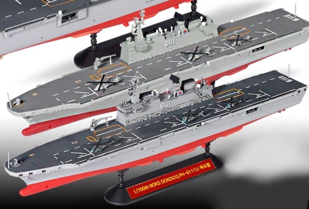 ROK NAVY DOKDO (LPH 6111) MCP (1:700) 