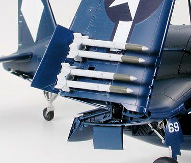 Vought F4U-1D Corsair w/Moto-Tug