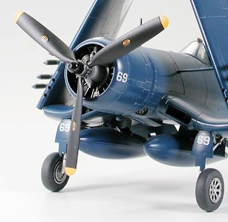Vought F4U-1D Corsair w/Moto-Tug