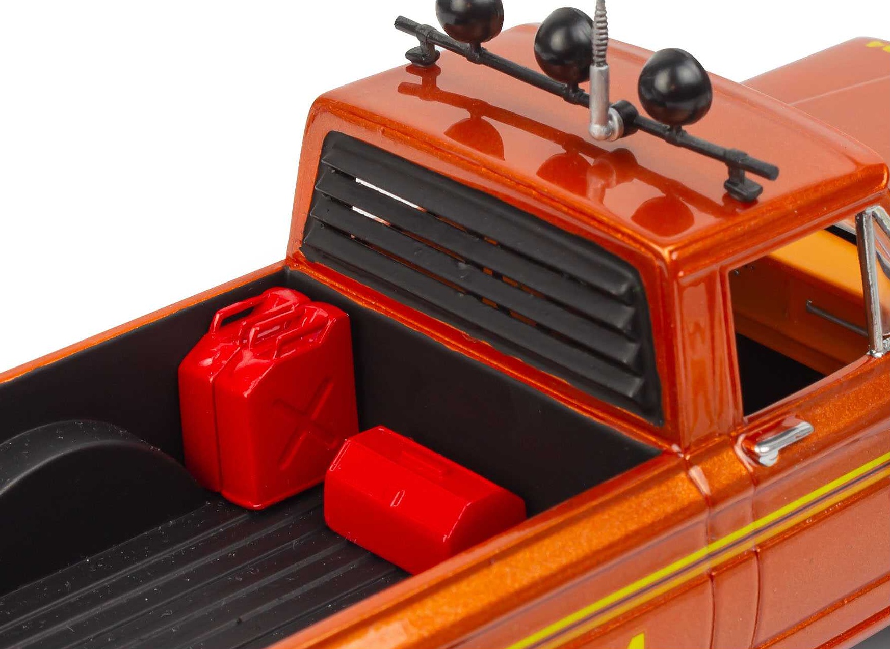 Jeep J-10 pickup with camper (1:24)